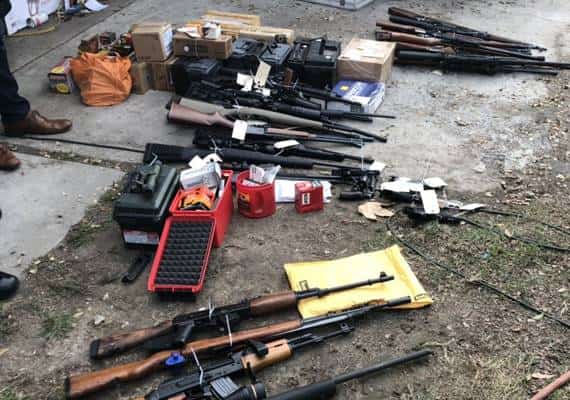 דרום קליפורניה: עשרות כלי נשק ודגלים נאצים נמצאו בפשיטה משטרתית