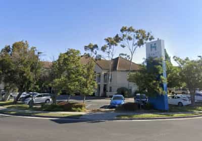 394 שנות מאסר: גבר כלא אישה בת 74 במשך שנתיים במלון בקליפורניה