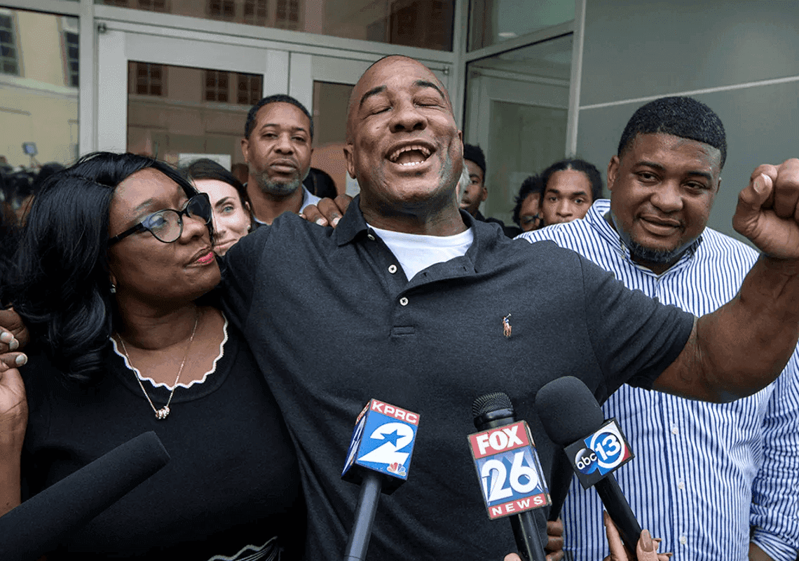 זוכה ממאסר עולם אחרי שבע שנים בכלא - והואשם בגין רצח אחר 