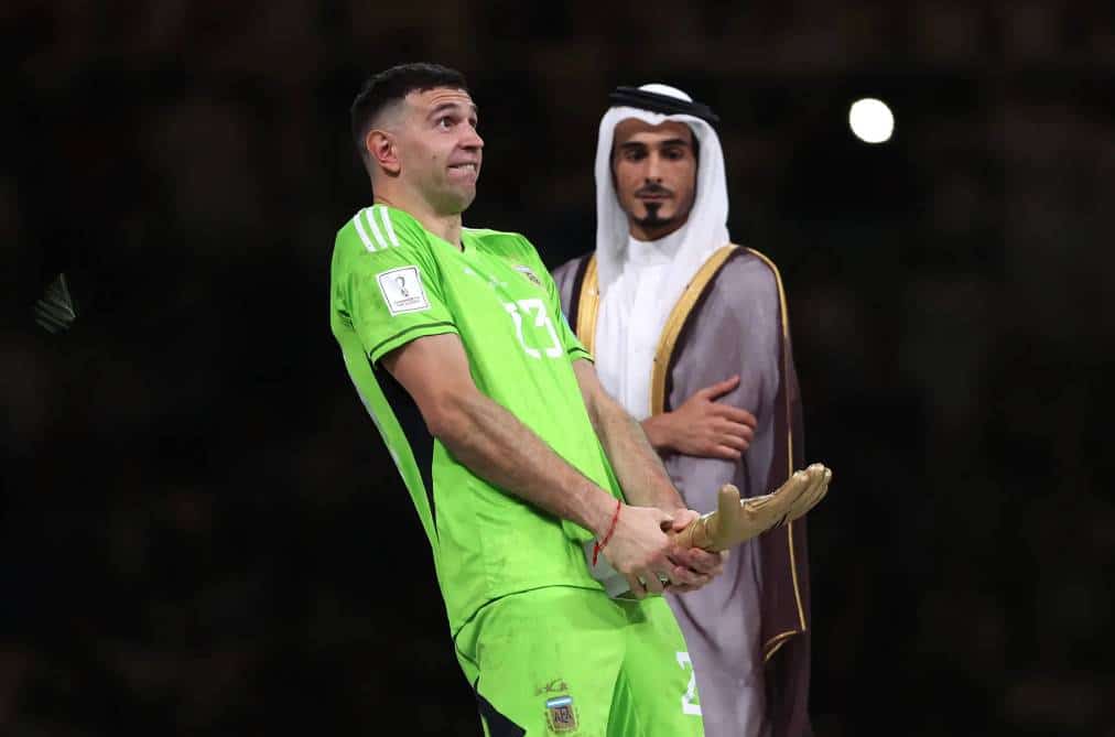 "לא עשיתי את זה מגאווה": שוער נבחרת ארגנטינה שנתפס "בתמונת השנה" ששיגעה את העולם מסביר את המחווה הפרובוקטיבית