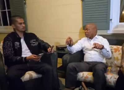 ראש עיריית ניו יורק נתפס מעשן סיגרים במעונו עם משפיען רשת אנטישמי 