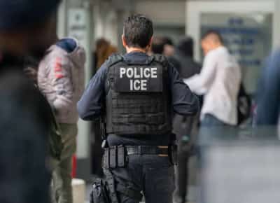 אין רחמים: ילדה בת שבע מקווינס נעצרה ונפרדה ממשפחתה במסגרת פשיטות הגירוש