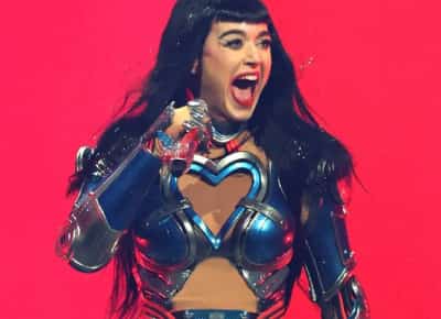 קייטי פרי כמעט נפלה אל מותה: פרפר מכני קרס ברגע האמת