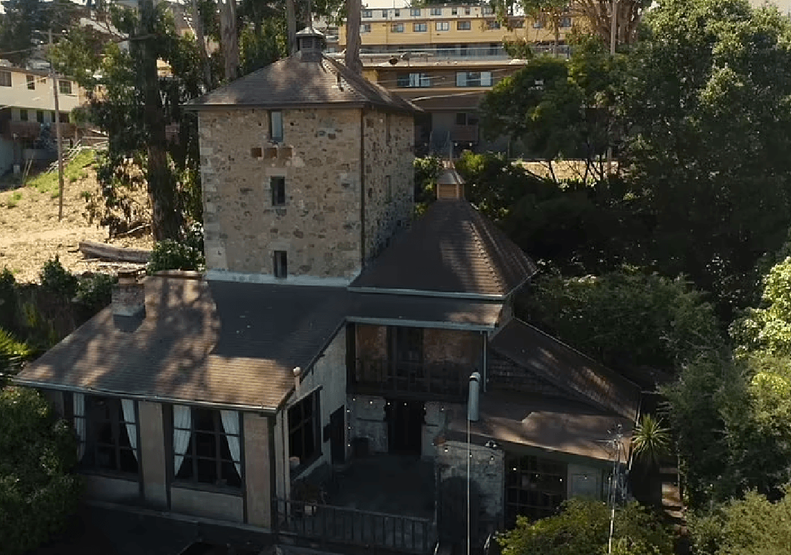 הצצה לטירה החבויה בלב האזור התעשייתי של סן פרנסיסקו 