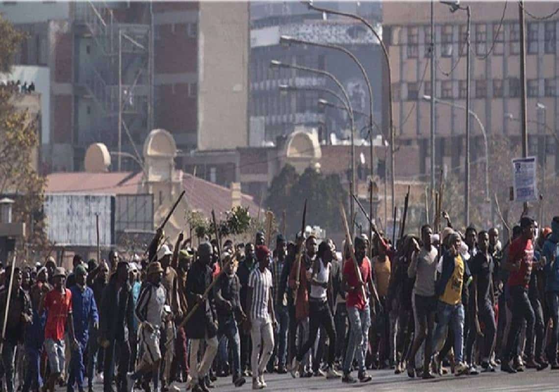 אנרכיה ברחובות: 200 קניונים רוקנו, האזרחים השתלטו על המשטרה, והצבא נשלח לערי דרום אפריקה כדי להשתלט על הפרעות