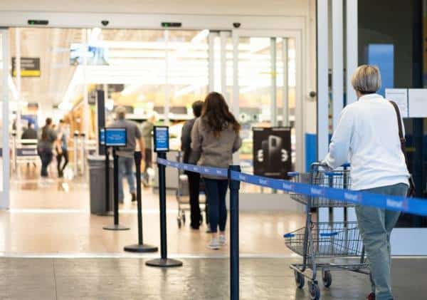 נערכת לקראת הסתערות הלקוחות? רשת וולמארט מגבילה את הכניסה לחנויותיה