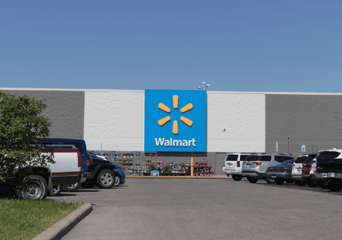 בזמן שהמתינו לאמם בחניה של וולמארט: בן 14 ירה בטעות באחיו בן ה-8