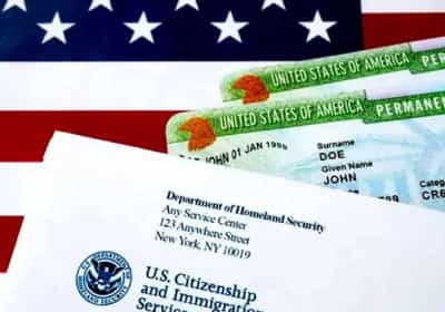 עשרות מבקשי גרין קארד תובעים את טראמפ - ומאשימים את הממשל בהפרת זכויות