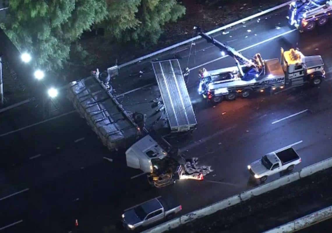 ואלי לוס אנג'לס: משאית התהפכה באזור וודלנד הילס - כביש 101 נחסם לתנועה