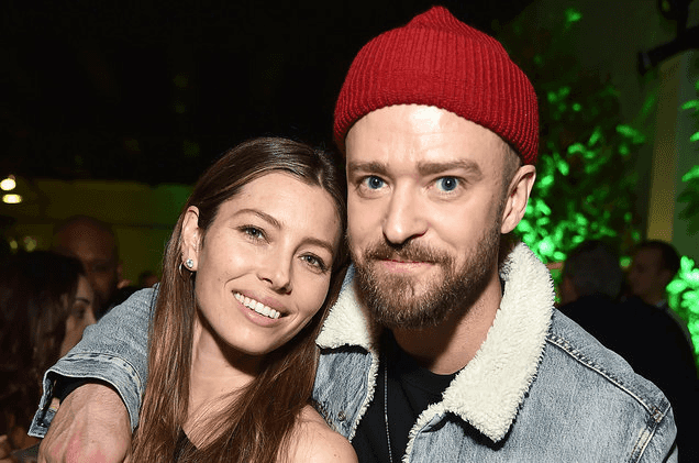 ג'סיקה בייל מפלרטטת עם ג'סטין טימברלייק ברשתות החברתיות