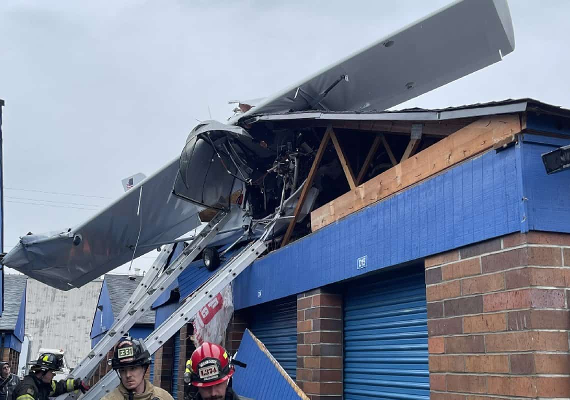 וושינגטון: שני פצועים בהתרסקות מטוס קל בבניין