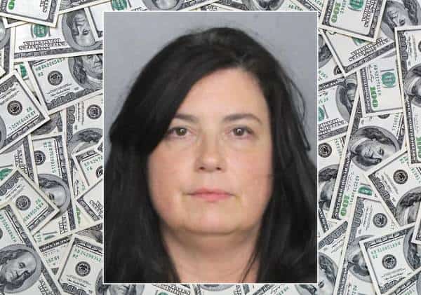 מנהלת חשבונות מואשמת בגניבת מאות אלפי דולר ממקום עבודתה
