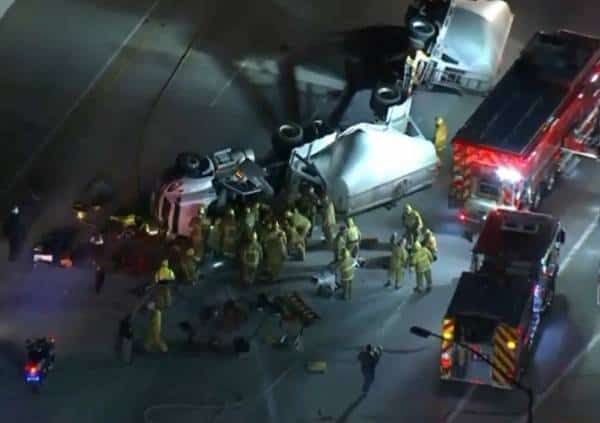 לוס אנג'לס: כביש 118 מזרחה סגור עד הצהריים בשל התהפכות משאית