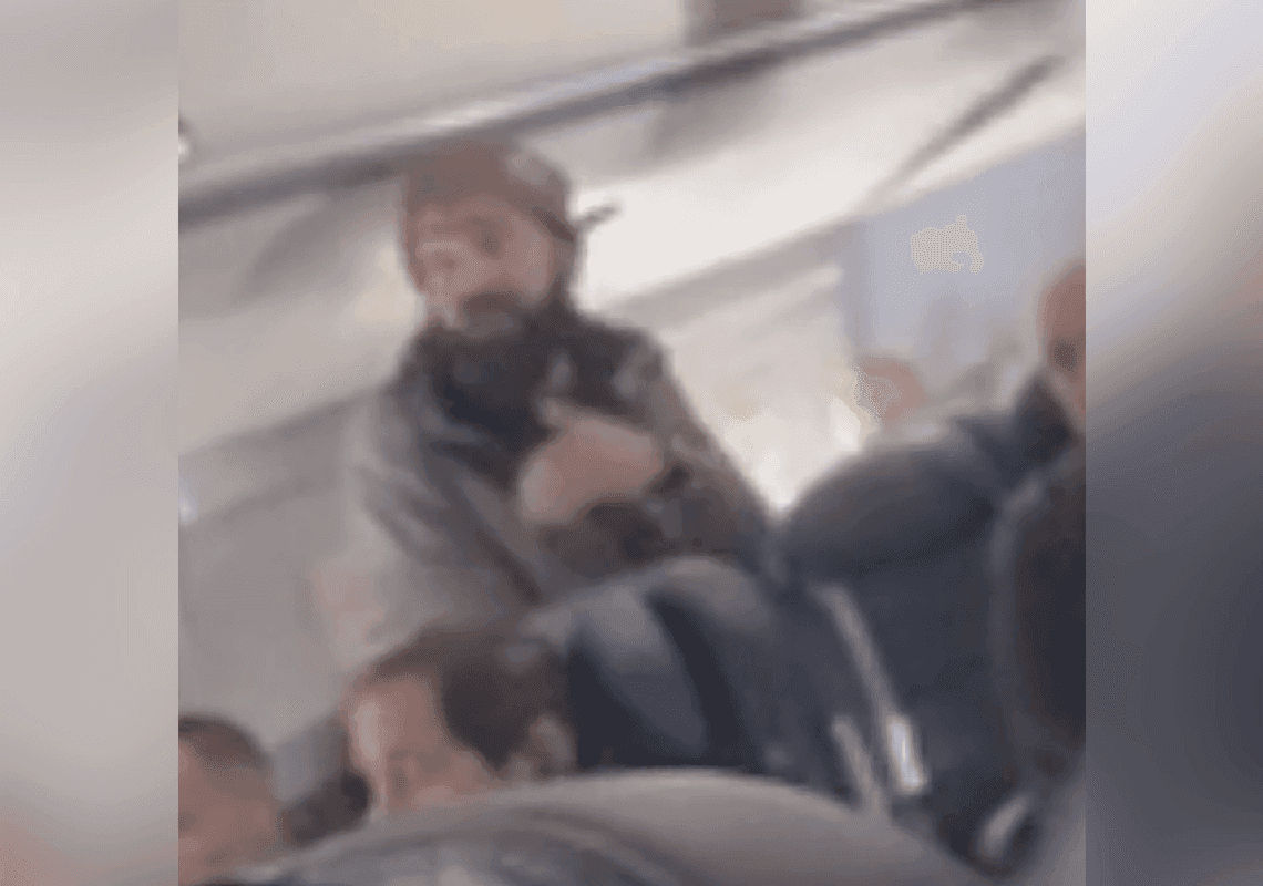 גבר אחוז טירוף הטיל אימה בטיסה מלוס אנג'לס למסצ'וסטס