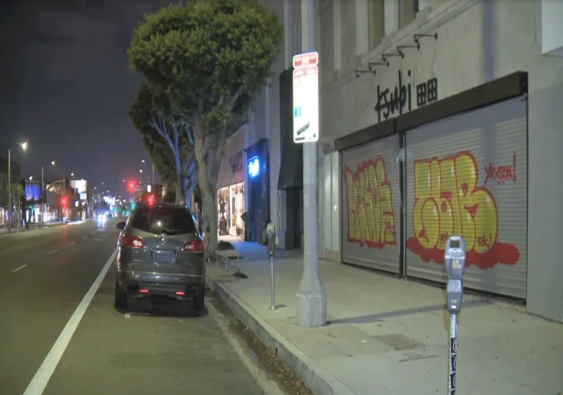 אובדן שליטה: אירוע ביזה המוני נוסף בלוס אנג'לס - כנופיית פורעים שדדה חנות בגדי יוקרה; מאבטחים אויימו בנשק