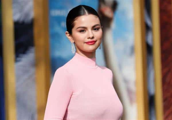 סלינה גומז עושה ריהאנה וליידי גאגא, ומשיקה מותג איפור משלה