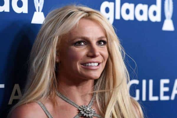 צפו: בריטני ספירס שוב מנצלת את המחשוף הנדיב שלה על מנת לקדם מכירות 