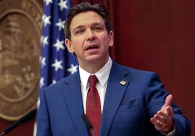 מושל פלורידה מטיל הגבלות חדשות על ויזות עבודה במדינה