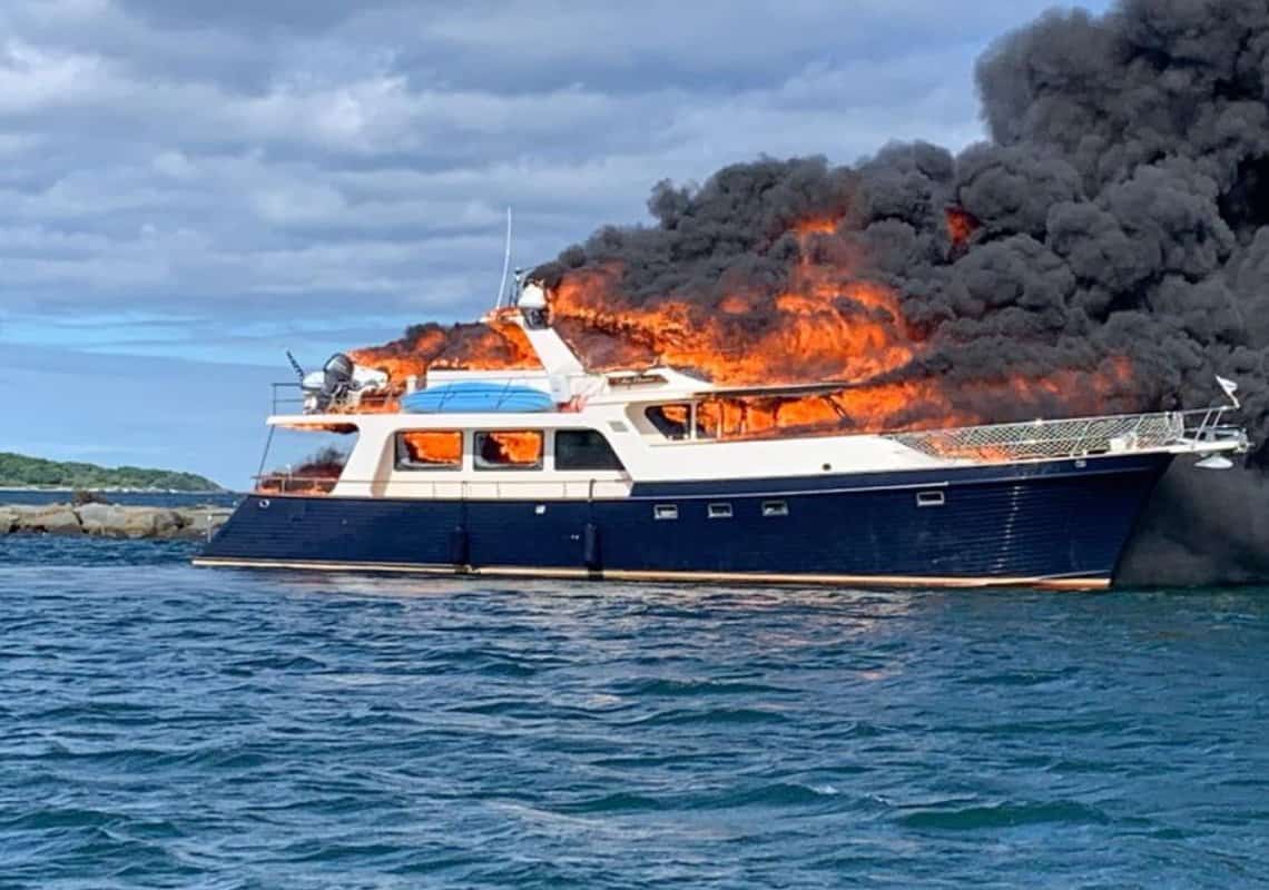 לא רואים כל יום: יאכטה עלתה באש מול חופי ארה"ב