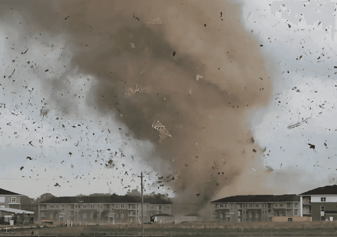 מזג אוויר חריג באינדיאנה: טורנדו הרסני וברד בגודל של כדורי בייסבול