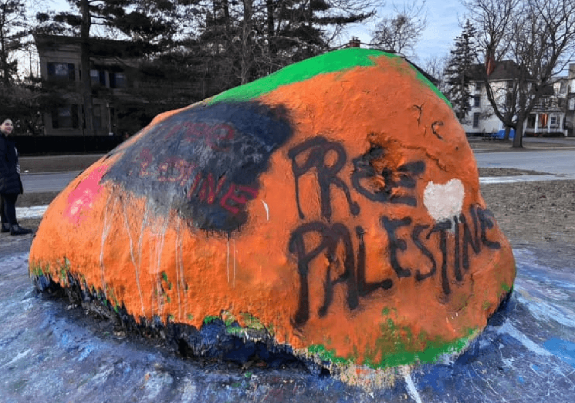 המוסר נמצא בשפל חסר תקדים: אנדרטה לזכר משפחת ביבס באונ' מישיגן הושחתה