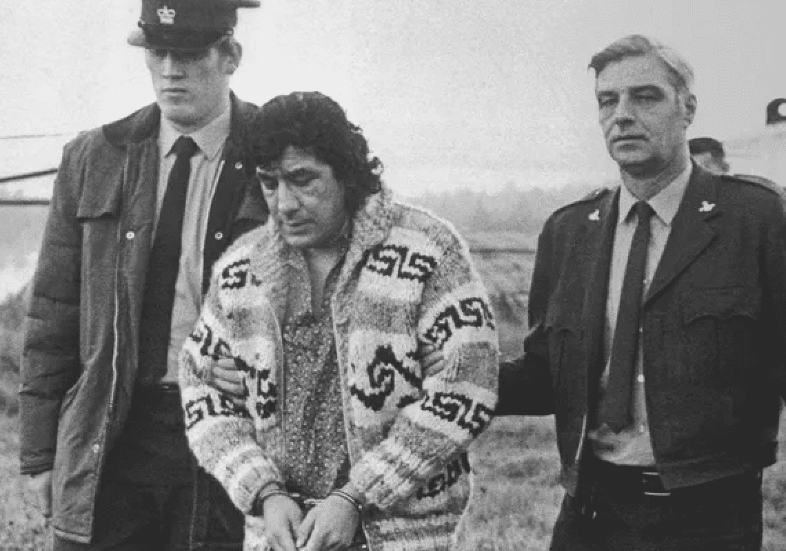 בדקות האחרונות לתפקיד: ביידן העניק חנינה לפעיל שמאל קיצוני שרצח סוכני FBI 