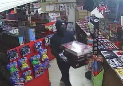 חלון מנופץ ומדפים ריקים: הפריצה שפגעה באחת החנויות האהובות והוותיקות בלוס אנג'לס