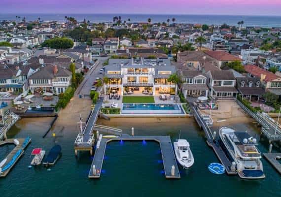 5 חדרי שינה, חוף פרטי ומקום חנייה לסירה: הכירו את "בית המסיבות" של דרום קליפורניה