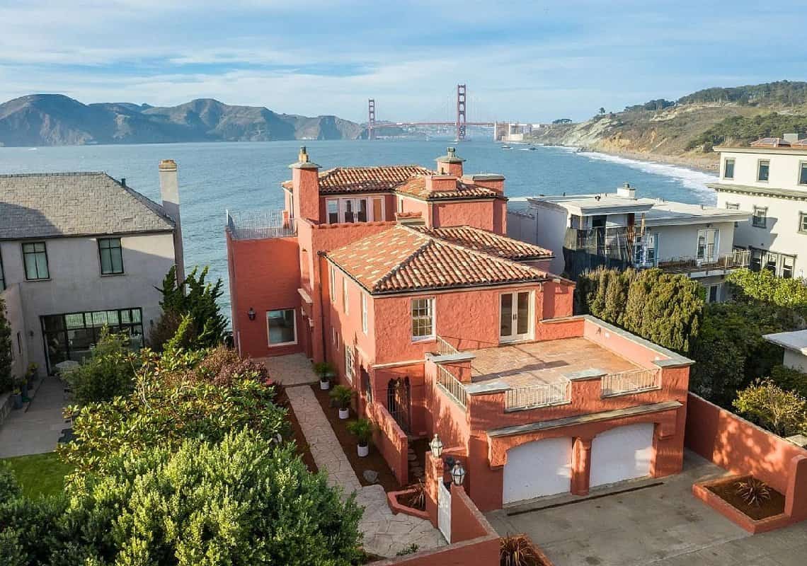 הצתה מכוונת? שריפה פרצה באחוזה מפוארת בסן פרנסיסקו, כבאי נפצע באורח בינוני