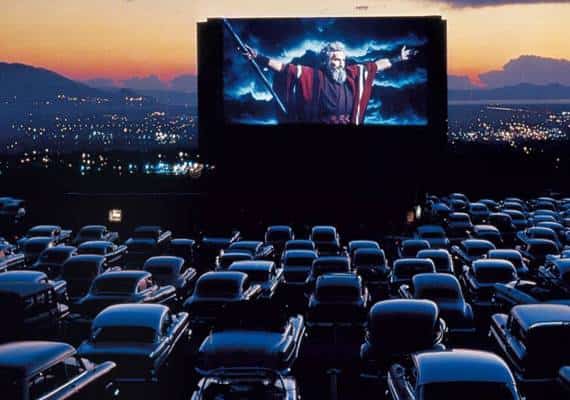 טסלה מתכוונת לבנות אולמות קולנוע "דרייב אין" בתחנות הטעינה החשמליות שלה