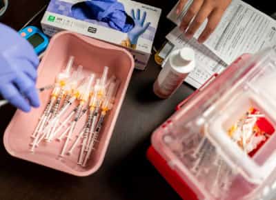 סערה במינהל המזון והתרופות של ארצות הברית: בכיר במינהל טוען שחיסוני קורונה גרמו למות ילדים – ללא ראיות מוצקות