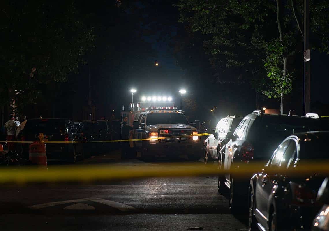 פריצה אלימה לבית בניו יורק: בני זוג נאזקו ונשדדו באיומי אקדח