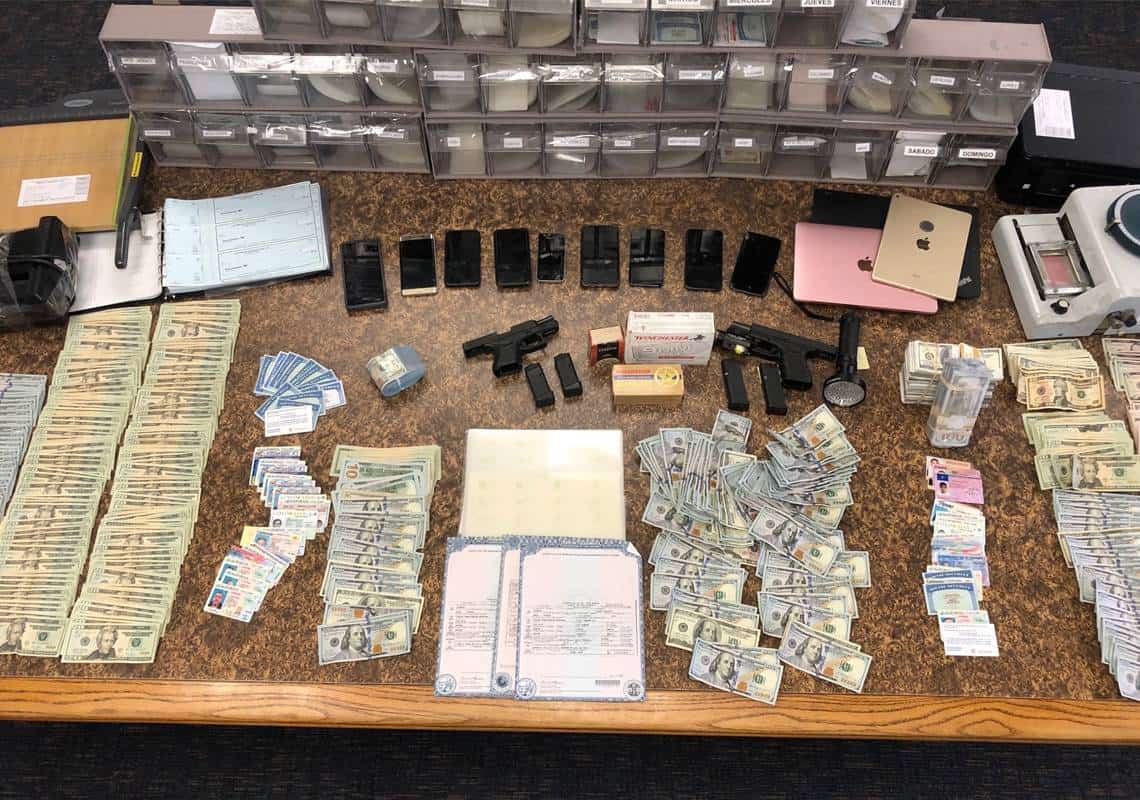 תרמית ענק בוואלי לוס אנג'לס: 3 גברים הפעילו מעבדה לזיוף דרכונים ותעודות גרין קארד