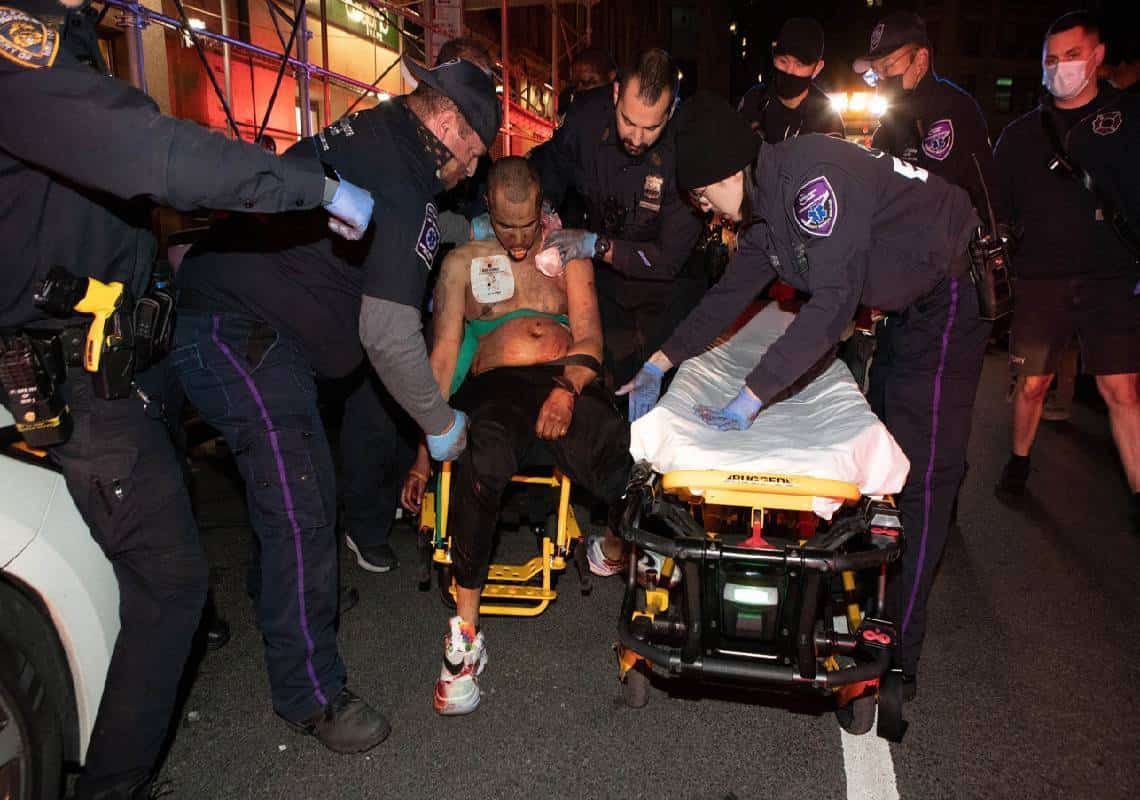 "רצח ליד האמפייר סטייט בילדינג": מיהו הגבר בסוודר הכחול שברח מזירת הפשע בלב מנהטן?