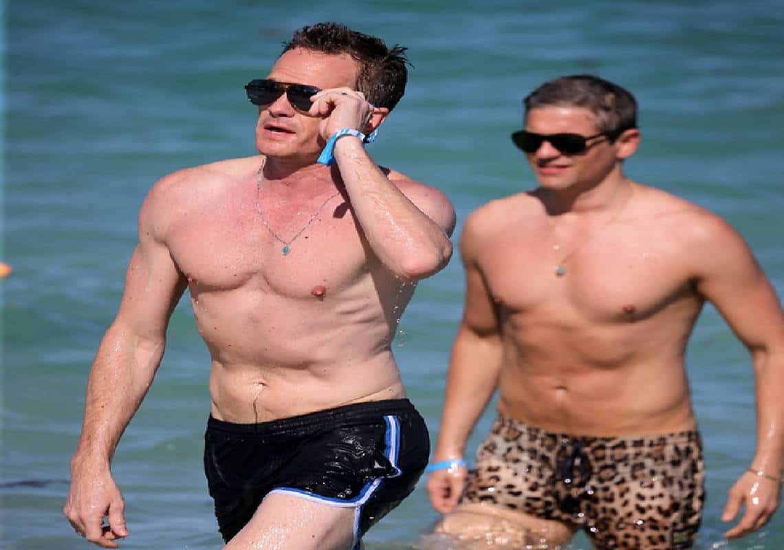 לוהטים ומאוהבים: כוכב ״איך פגשתי את אמא״ מבלה עם בן זוגו בחוף במיאמי 