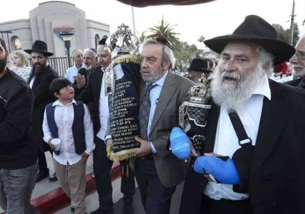 במקום בו ניסו לרצוח יהודים - הוכנס ספר תורה בשירה וריקודים