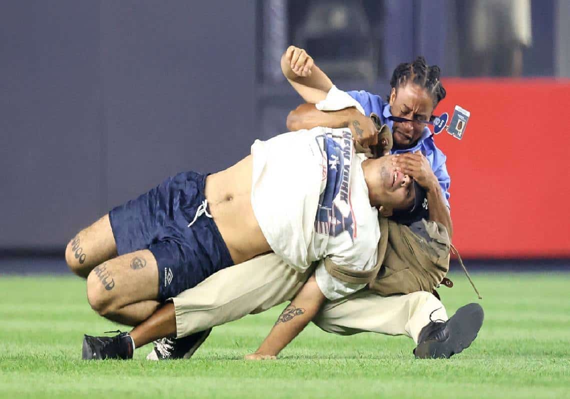 בשיא האקשן: אוהד של ה'יאנקיז' פרץ אל תוך המגרש וזכה לטיפול אלים במיוחד מאנשי האבטחה