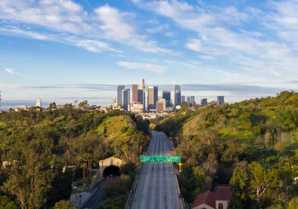 "הקורונה לא נעלמה": לוס אנג'לס שוקלת לחדש את הנחיית 'הישארו בבית'