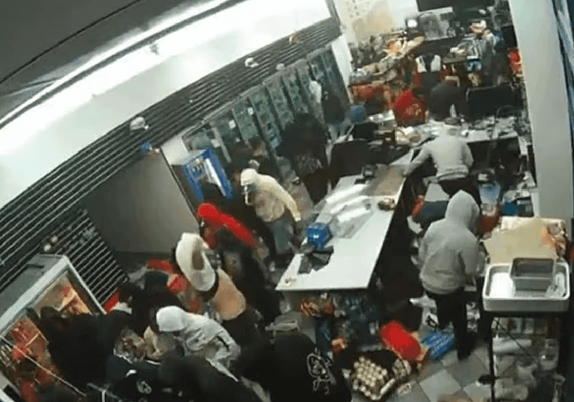 אין חוק ואין סדר: כ-100 גנבים פשטו על תחנת דלק בקליפורניה