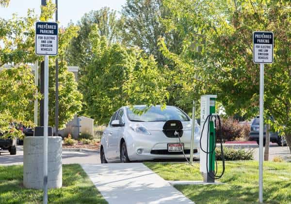 על חשבון הלקוחות? חברת חשמל בפלורידה תקים אלפי עמדות לטעינת רכבים חשמליים