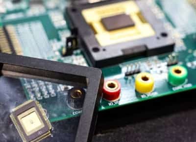 טראמפ מטיל מכס של מאה אחוזים על שבבי מחשב: תייצרו בארה"ב או שלמו כפול