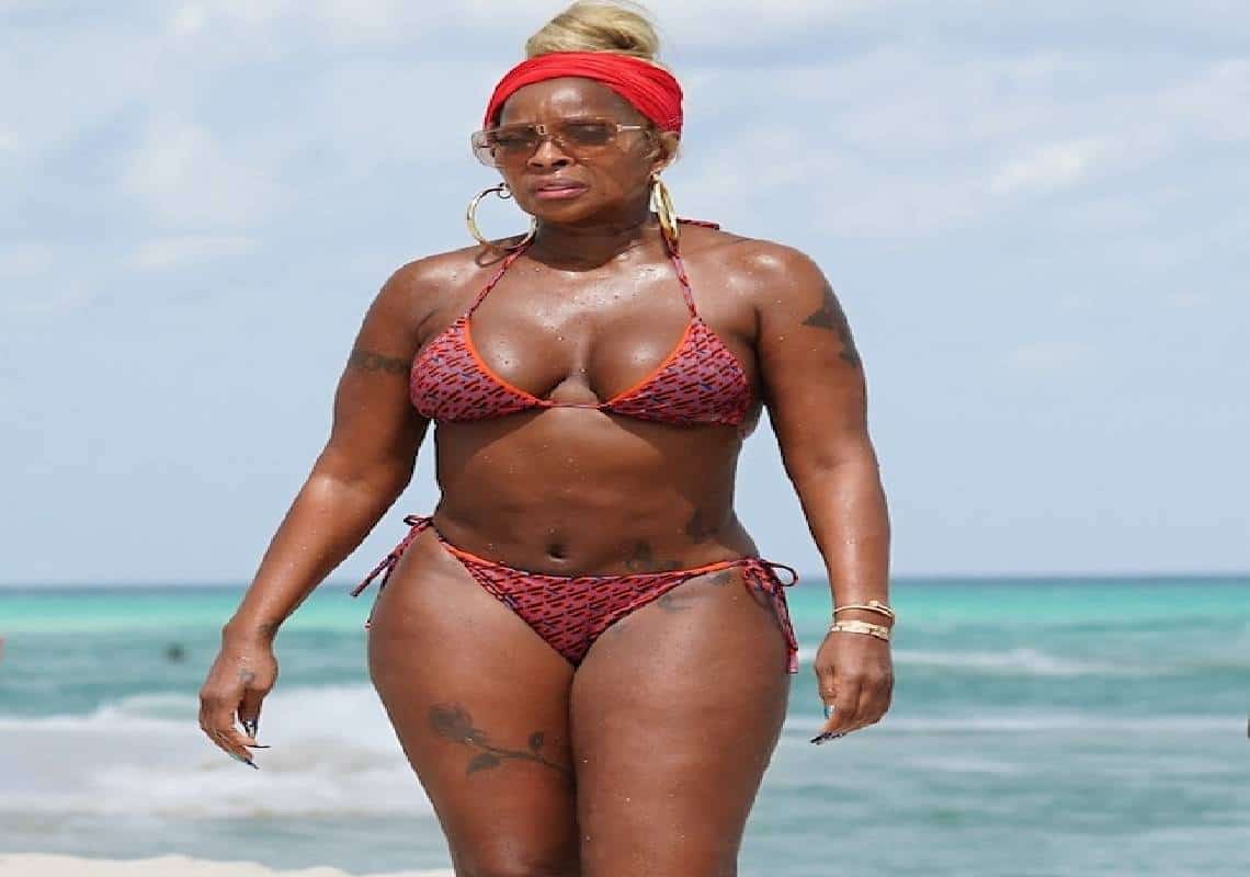 לוהטת בגיל 51: מרי ג׳יי בפפראצי שלא משאיר הרבה מקום לדמיון 