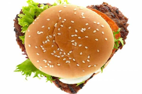 מחקר: כך אכילה של המבורגר מדי יום עלולה לגרום להתקף לב 