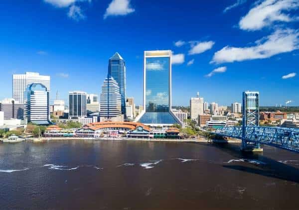 מגפה עולמית? עיר בפלורידה הודיעה על פתיחת החופים