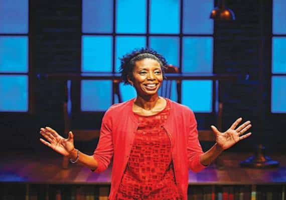 הצגת יחיד: שרון וושינגטון מצליחה לרתק את הקהל במשך 90 דקות במופע Feeding the Dragon 