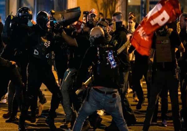 וושינגטון אזור מלחמה: למול המצלמות ארבעה נדקרו ונפצעו אנושות, ועשרות עצורים בעימותים בין Antifa וה-Proud Boys