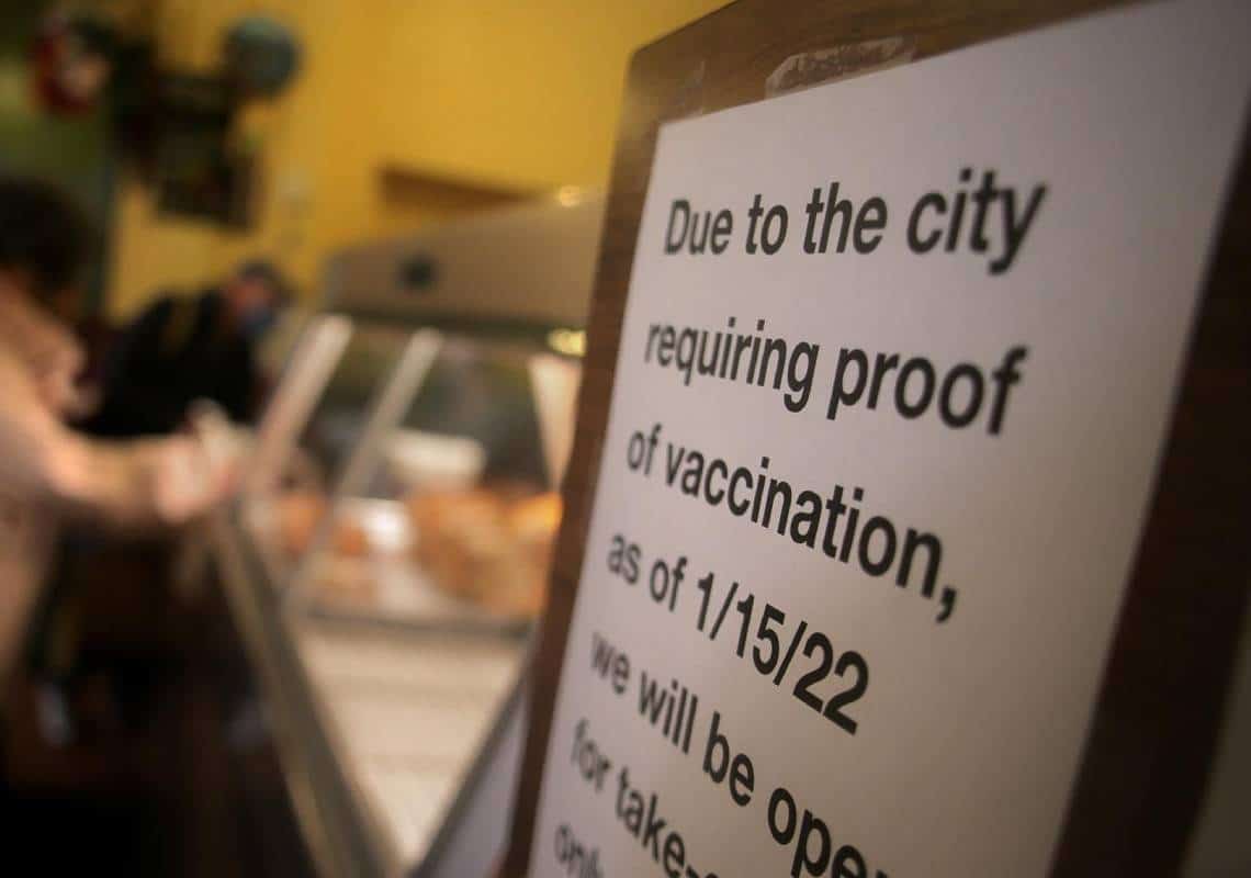 קליפורניה מקדמת הצעת חוק חדשה: האם תוכרז חובת חיסונים במגזר הפרטי?