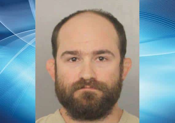 פלורידה: מאמן היאבקות בתיכון מואשם בשידול של קטין