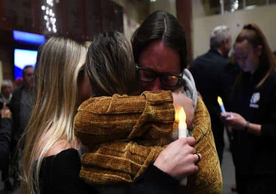 קליפורניה במוקד האש: יומיים קשים של טבח המוני, שריפות ענק ו-17 הרוגים