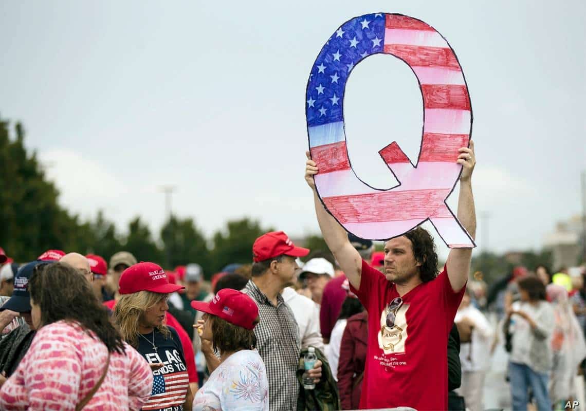 סקר חדש גילה: 15% מהאמריקנים מאמינים בקונספירציית Qanon הטוענת כי העולם נשלט בידי אליטה של פדופילים סוגדי שטן